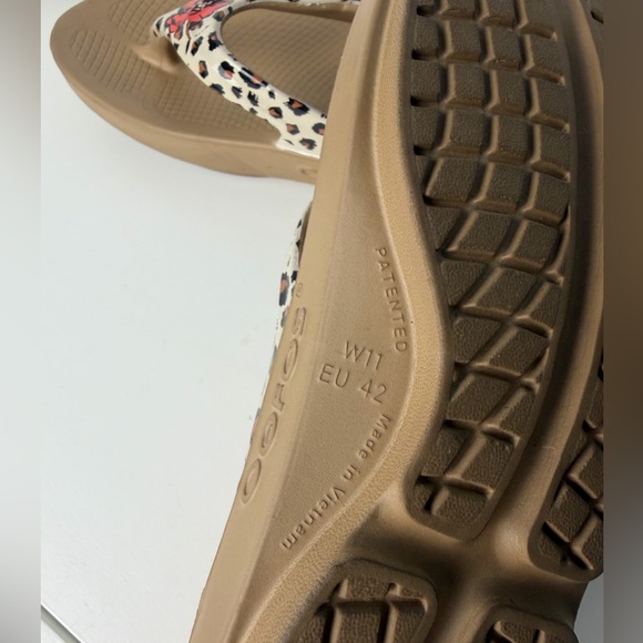 OOFOS OOlala Limited Sandals Leopard Flora print - Picture 7 of 8